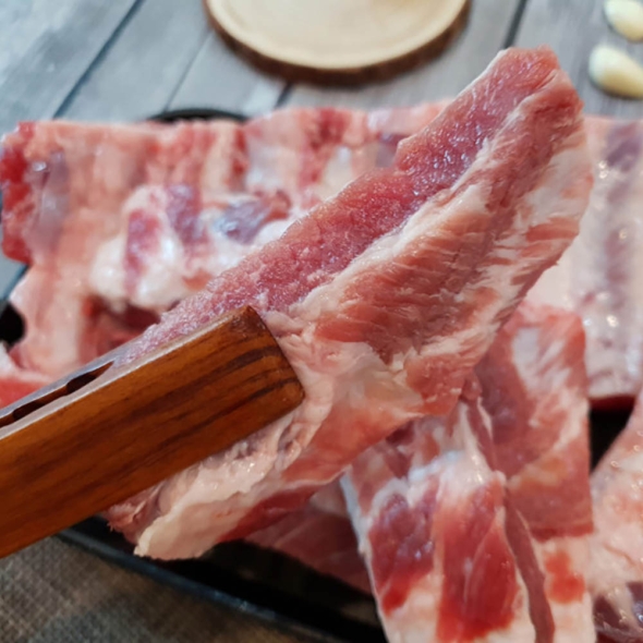 [만원의 행복] 잡내 없이  큼직한  국내산  등갈비  1kg(10~15대 내외)