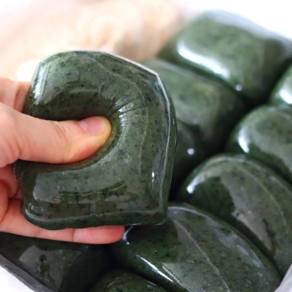 [귀빈정]30년전통 울산 행복떡집 수제 해풍 쑥 인절미 1kg(약 8개~9개)+콩가루 150g [일명 물방울떡]