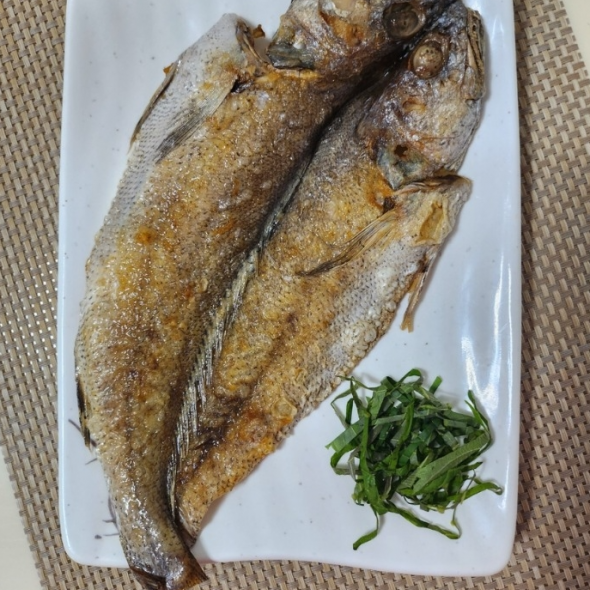  홍지수산 1마리씩 포장된 제수용 통으로 민어  밥반찬 펼쳐진 민어 생선세트