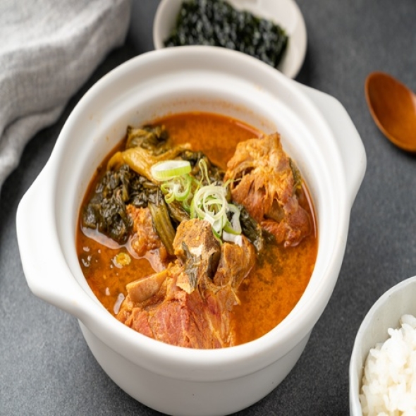  국내산 지리산산골흑돼지 등뼈 1kg(냉동) 