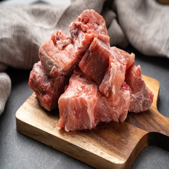  국내산 지리산산골흑돼지 등뼈 1kg(냉동) 
