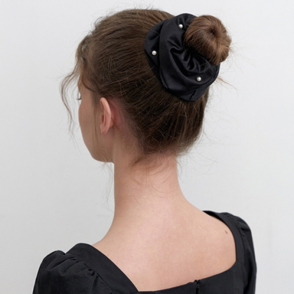 카인더베이비 사라 새틴 펄 스크런치 - 블랙