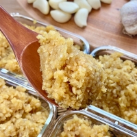 진하게 퍼지는  알싸한 맛의  깐마늘