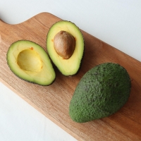 [만원의 행복] 검붉은 껍질속 뽀얀 속살의 아보카도(푸)