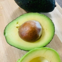 [만원의 행복] 검붉은 껍질속 뽀얀 속살의 아보카도(푸)