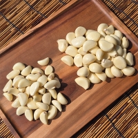 진하게 퍼지는  알싸한 맛의  깐마늘