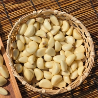 진하게 퍼지는  알싸한 맛의  깐마늘